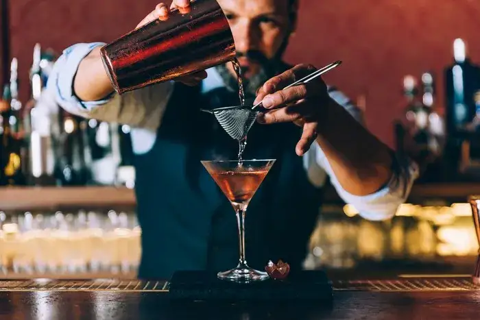 Zdjęcie Ile zarabia barman na weselu? Odkryj ukryte koszty i stawki